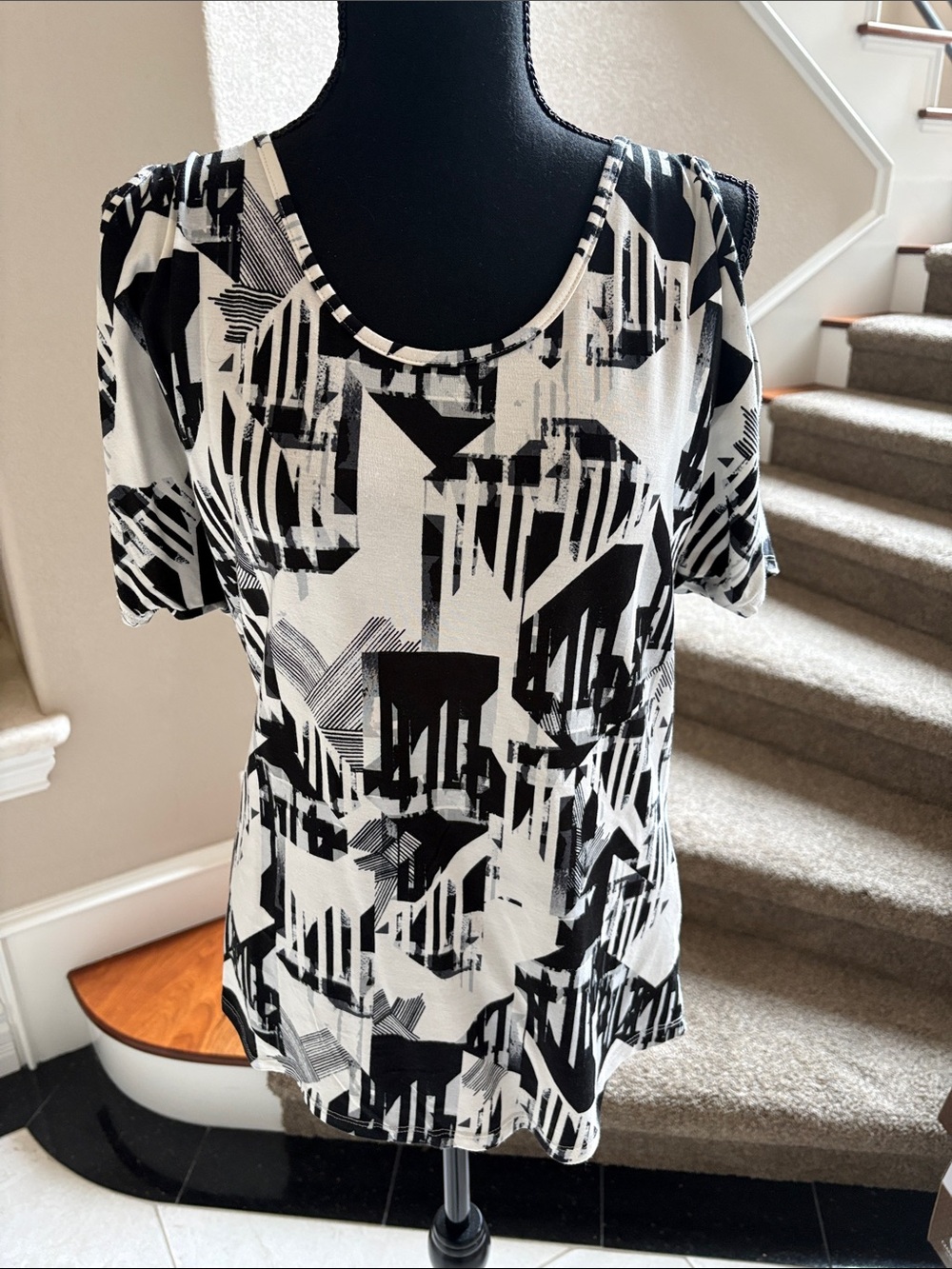 Rose & Olive Black and White Abstract Scoop Neck Short Sleeve Top
